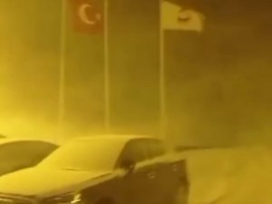 Uludağ’da Gece Başlayan Kar Fırtınası Kameralara Yansıdı