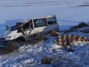 Karaman’da Servis Minibüsü Devrildi: 1 Ölü, 5 Yaralı