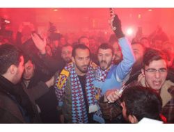 Trabzonspor'un Yeni Transferi Erkan Zengin Trabzon'da Coşkuyla Karşılandı.