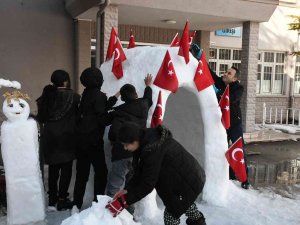 Derste Gördükleri Eskimoların Yaşadığı İgloyu Okul Bahçesine Yaptılar