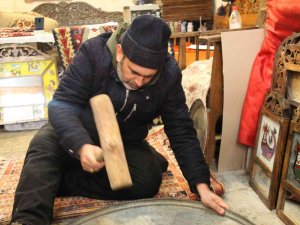 Mardin’de Bakırcılık Sanatının Tahtı Sallanıyor