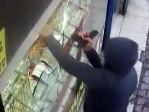 Önce Kabzayla Camı Kırdı, Sonra Yarım Kilo Altını Çaldı