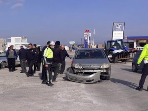 Kavşakta Otomobiller Çarpıştı, Sürücüler Yaralandı