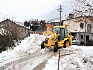 Antalya’da 30 Santimetre Dolu Yağdı, Temizlik İçin İş Makineleri Seferber Oldu