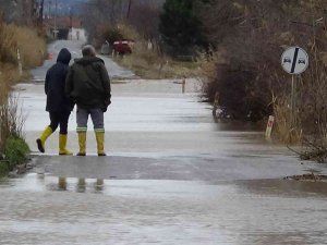 Havran Çayı Taştı, Kara Yolu Trafiğe Kapandı