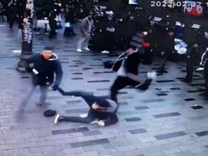 İ̇stiklal Caddesinde Parfümcü Terörü: Turisti Tekmeleyip Başında Şişe Parçaladılar