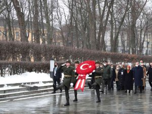 Cumhurbaşkanı Erdoğan, Ukrayna’daki Meçhul Asker Anıtı’na Çelenk Bıraktı