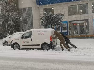 Isparta’da Kar Kalınlığı 30 Santimetreyi Geçti, Hayat Felç Oldu