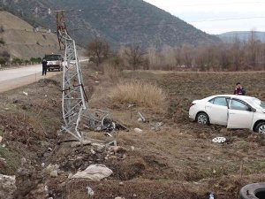 Yoldan Çıkan Otomobil Elektrik Direğine Çarparak Tarlaya Uçtu: 4 Yaralı