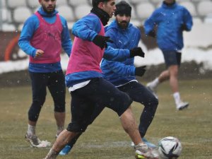 Afyonspor Antrenmana Kar Yağışı Altında Çıktı