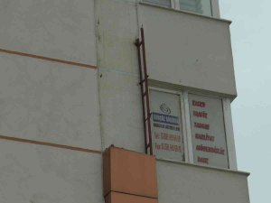 Kayseri’de Rüzgar Çatıları Uçurdu, Kaplamaları Söktü