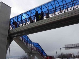 D100’de Araçları Durdurup Para İstedi, Polis Gelince Üst Geçitten İntihara Kalkıştı