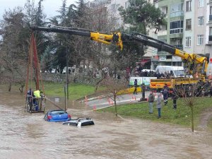 Biga’da Sel Sularına Kapılan Araçlar Kurtarılıyor
