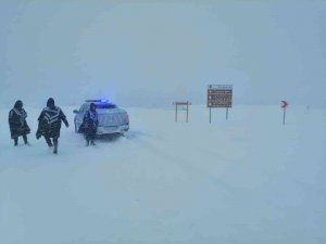 Jandarma, 412 Devriyeden Oluşan 897 Personel İle Hava Muhalefetiyle Mücadele Ediyor