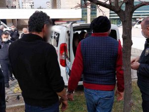 Adliye Bahçesinde Bıçaklı Kavga: 7 Gözaltı