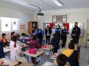 Emniyet Müdürlüğünden Selzede Çocuklara Kitap Hediyesi