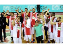 Pınar Karşıyaka Zirveyi Sevdi