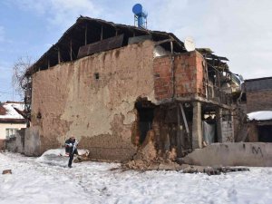 Eriyen Kar Sonrası Kerpiç Evin Duvarı Çöktü