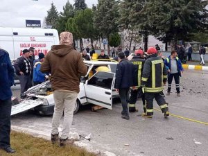 Gediz’de İki Otomobil Kafa Kafaya Çarpıştı: 7 Yaralı