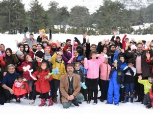 Tarsus’ta Bin 200 Rakımda Çocukların Kar Eğlencesi