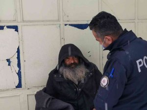 Polis Sokakta Yatan Adama Duyarsız Kalmadı