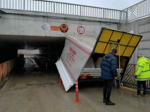 Alt Geçide Takılan Kamyonetin Kasası Parçalara Ayrıldı
