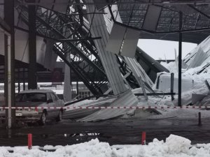 Isparta’da Karın Ağırlığına Dayanamayan Kapalı Pazar Yerinin Çatısı Çöktü