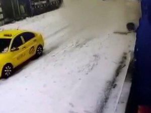 Bingöl’de Çatıdan Düşen Karın Altında Kalan Vatandaş Yaralandı