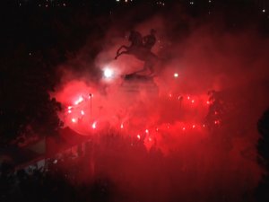 Taraftarlardan Onur Anıtı’na Saldırıya Meşaleli Tepki