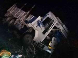 Devrilen Kamyonun Sürücüsü Yaralandı