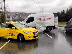 Sultangazi’de Ticari Taksiyle Panelvan Araç Çarpıştı: 4 Yaralı