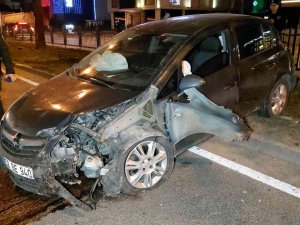 Samsun’da Ağaca Çarpan Otomobilin Sürücüsü Yaralandı