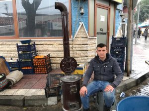 Pazarcı Esnafı Isınmanın Yolunu Soba Yakmakla Buldu