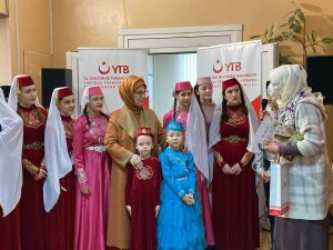 Cumhurbaşkanı’nın Eşi Emine Erdoğan, Ytb’nin Desteği İle Hazırlanan Tatarca Çocuk Kitaplarını Ukrayna’da Miniklere Hediye Etti