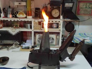 Terzi Kömürlü Ütüyle Kumaşları Ütülüyor