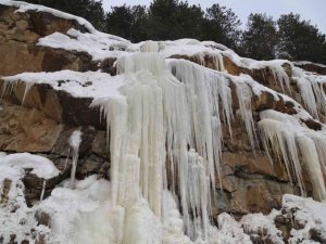 Zigana Dağı’nda Devasa Buz Sarkıtları İlgi Çekiyor