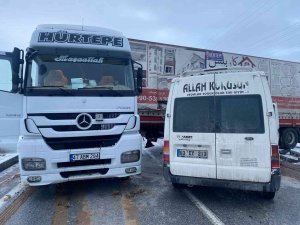 2 Tır Ve Bir Kamyonetin Karıştığı Kazada 1 Kişi Yaralandı