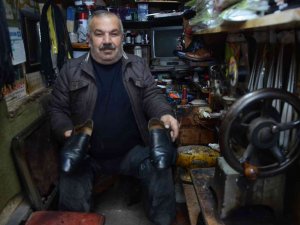 Hiç Giyemediği Ayakkabıları, Başkaları İçin Tamir Ediyor