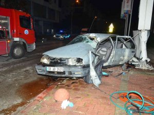 Direksiyon Hakimiyetini Kaybeden Sürücü Önce Kaldırıma Ardından Panoya Çarptı
