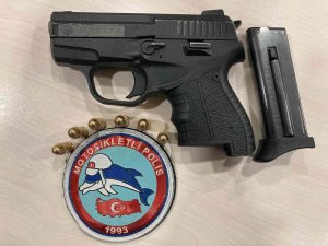 İ̇stanbul’da Otomobilin Vitesinden Ve Torpido Konsolundan Tabanca Çıktı