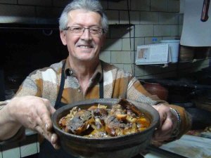 Toprak Kapta Pişirilen Güvecin Damak Tadı Yıllardır Hiç Değişmedi