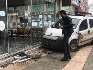 Çarpışan Araçlardan Biri İş Yerine Girdi, O Anlar Kameralara Yansıdı
