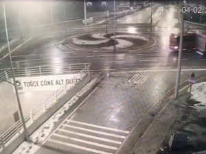 Otobüs İle Kamyonun Çarpışması Kamerada: 11 Yaralı