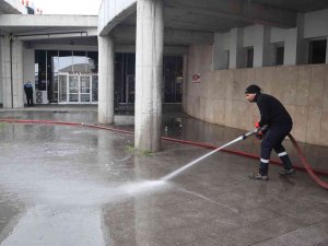 Düzce Belediyesi Terminalde Temizlik Yaptı