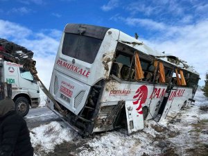 Devrilen Otobüs 2 Saatlik Çalışmayla Kaldırabildi