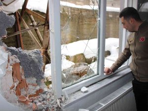 Amasya’da Dağdan Kopan Kaya Eve Çarptı