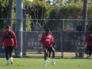 Galatasaray’da Yeni Transferler Gomis, Pulgar Ve Semih Sahaya Çıktı