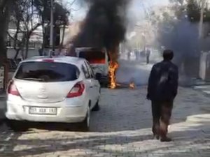 Cayır Cayır Yanan Araçtan Son Anda Kurtuldular