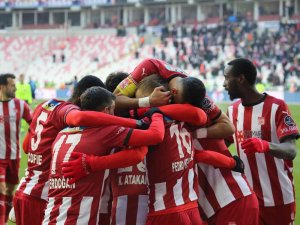 Sivasspor’da 2 Futbolcu Ceza Sınırında