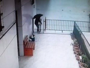 Şemsiyeli Kapı Hırsızı Kamerada